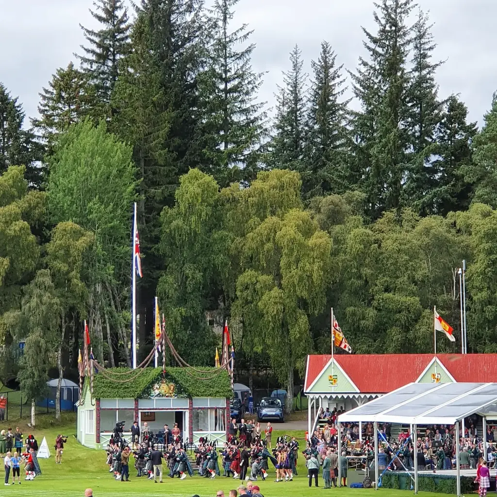 Braemar highland games, piping in the king and queen
